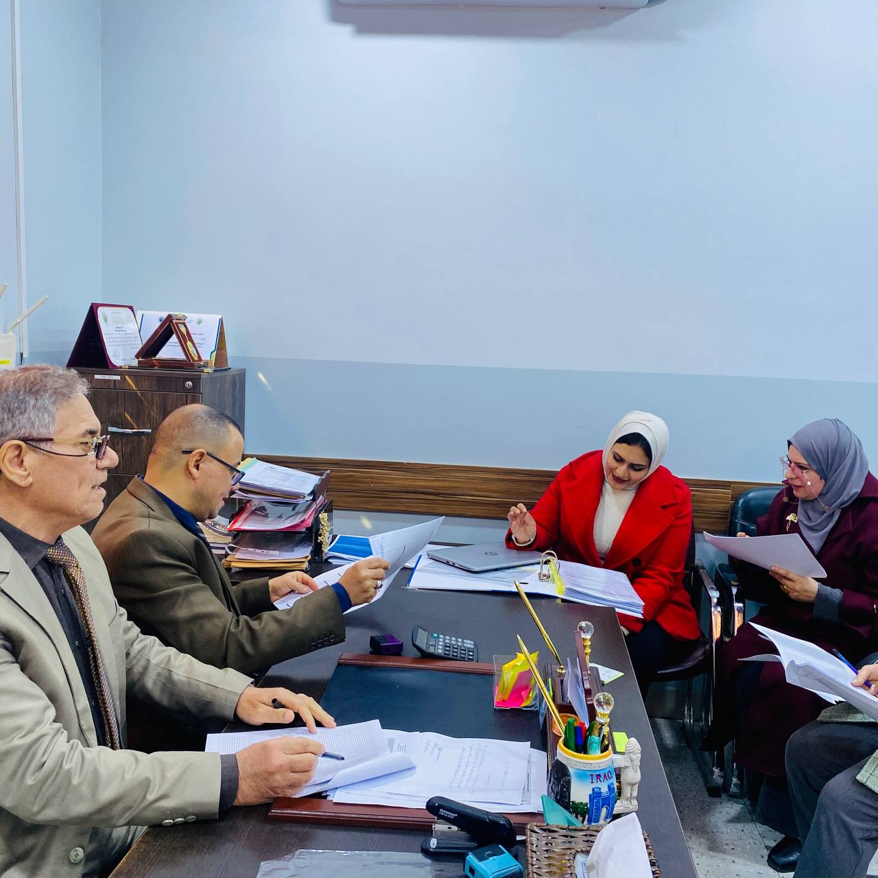 جانب من جهود اللجنة التدقيقية المركزية في كلية العلوم - قسم الفيزياء بتدقيق نتائج الكورس الاول