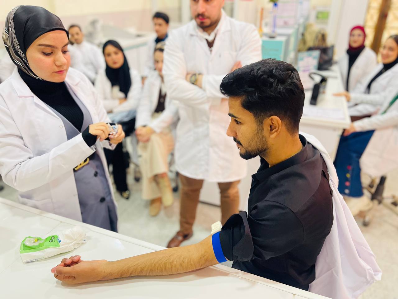 ورشة عمل حول سحب الدم لطلبة المرحلة الاولى