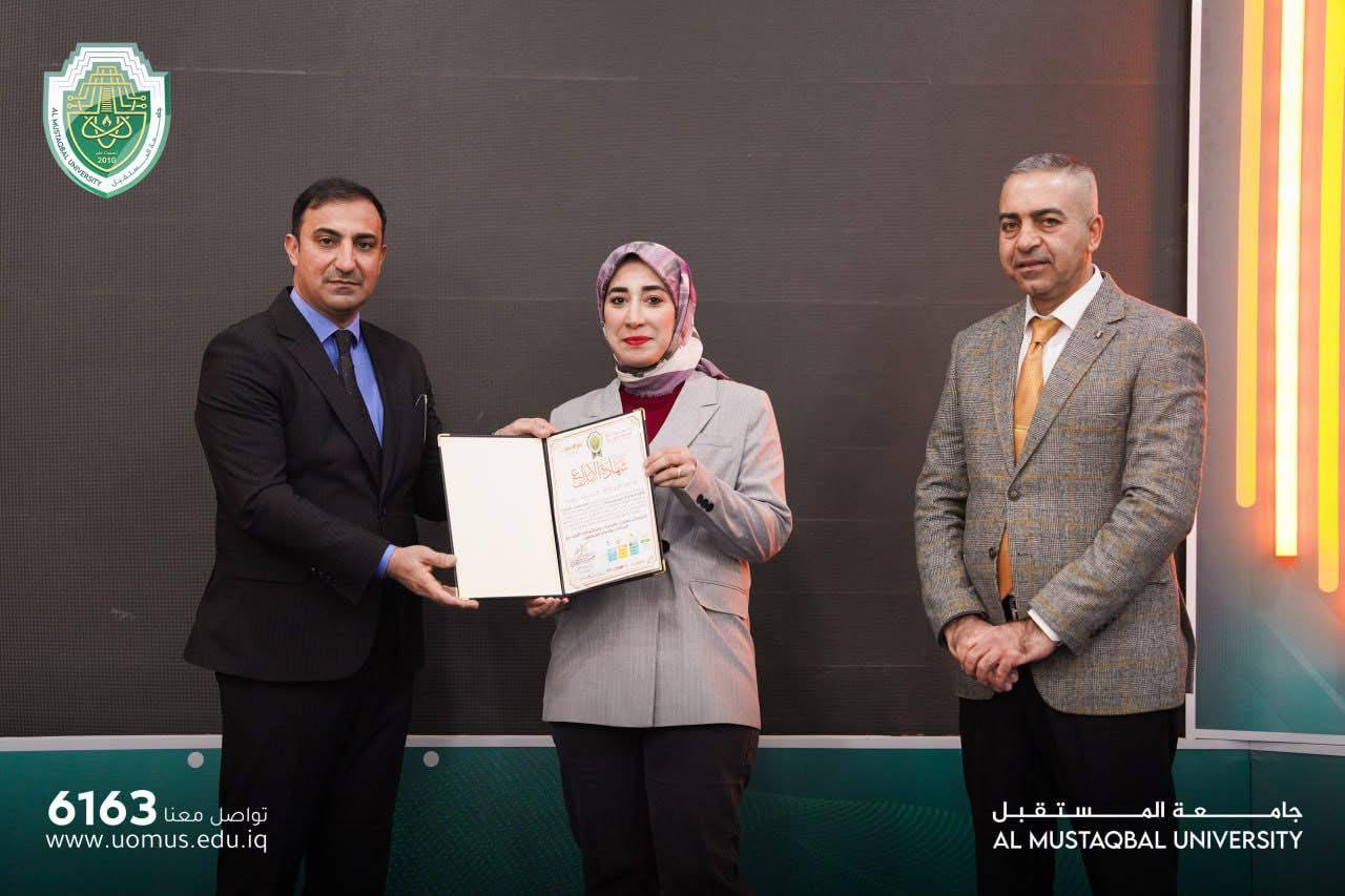 Honoring a lecturer in the Department of Medical Physics at the 2024 Achievements Ceremony.