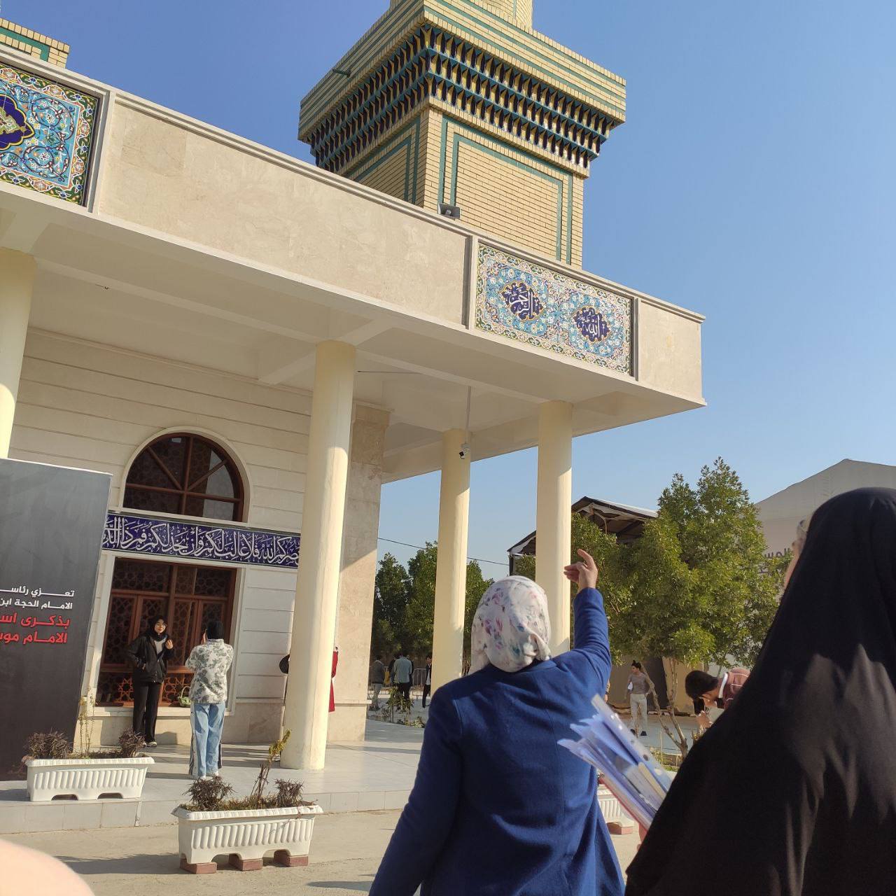 محاضرة ميدانية لطلاب قسم التربية الفنية حول معالم الحضارة الإسلامية من امام مسجد الحسن في جامعة المستقبل