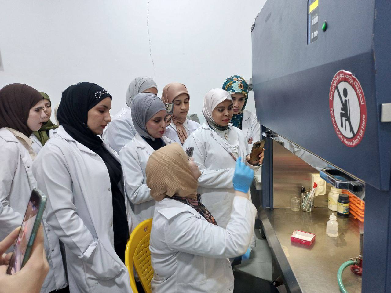 "ورشة عملية لطلبة قسم تقنيات المختبرات حول اختبار تصبيغ البكتيريا بصبغة جرام"