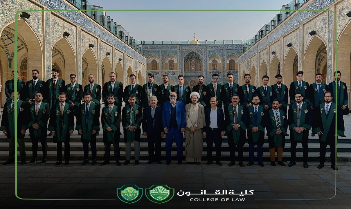 طلبة كلية القانون يؤدون قسم التخرج في مرقد أمير المؤمنين ( عليه السلام )