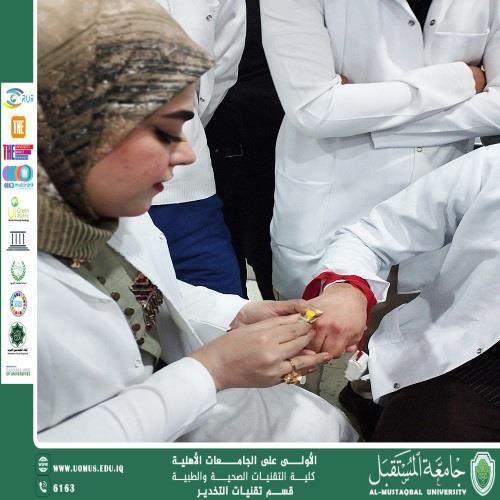 A training workshop for the second stage of anesthesia techniques on how to insert a cannula.