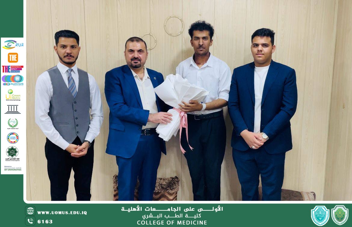 السيد عميد كلية الطب الاستاذ الدكتور ولاء الفلوجي يقوم بزيارة تفقدية لبيت أحد الطلبة للاطمئنان على صحته وعيادته وتقديم باقة ورد 