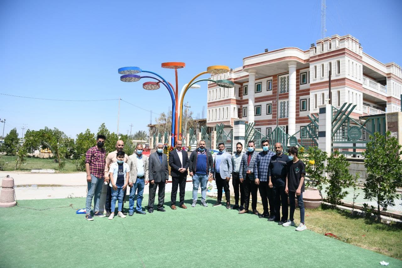افتتاح مشروع (مظلة انارة وجلوس تعمل بالطاقة الشمسية ) في كلية المستقبل الجامعة