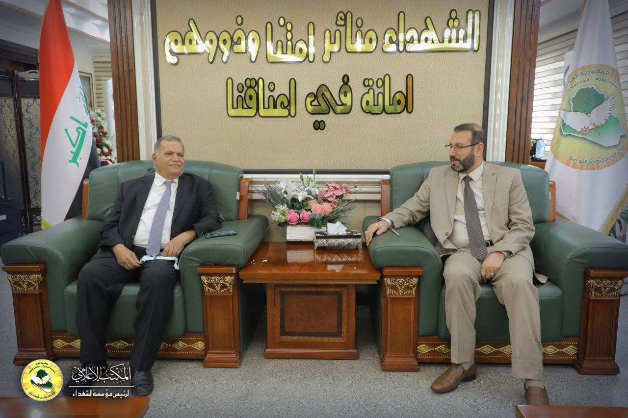 السيد عميد كلية المستقبل الجامعة الأستاذ الدكتور حسن شاكر مجدي يزور مؤسسة الشهداء في بغداد 