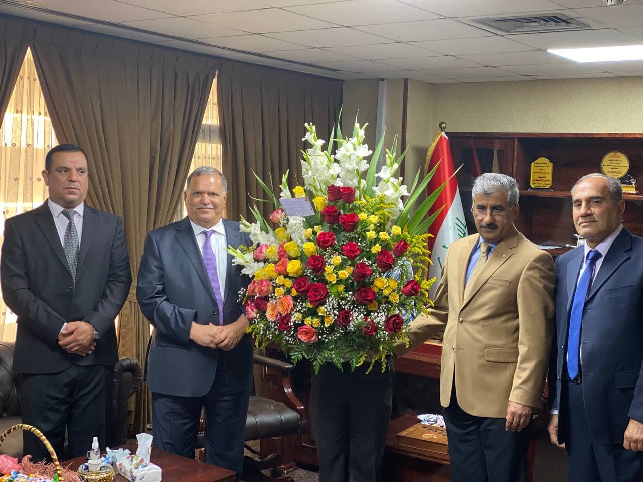 السيد عميد كلية المستقبل الجامعة والوفد المرافق له يهنؤون السيد وكيل وزارة التعليم العالي والبحث العلمي 