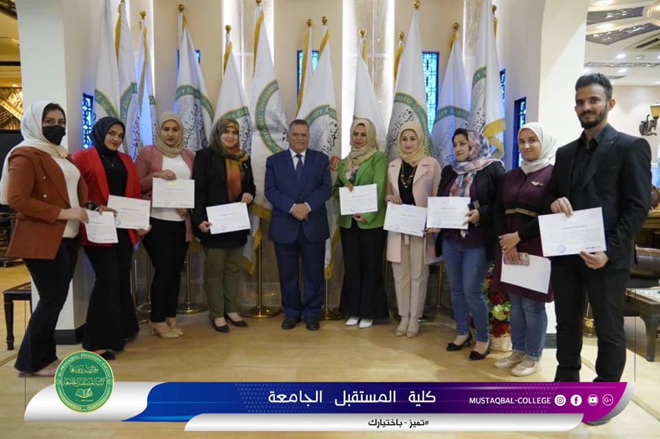 عميد كلية المستقبل الجامعة يكرم الكوادر التي عملت على إنجاح المهرجان الثاني عشر لكلية المستقبل الجامعة 