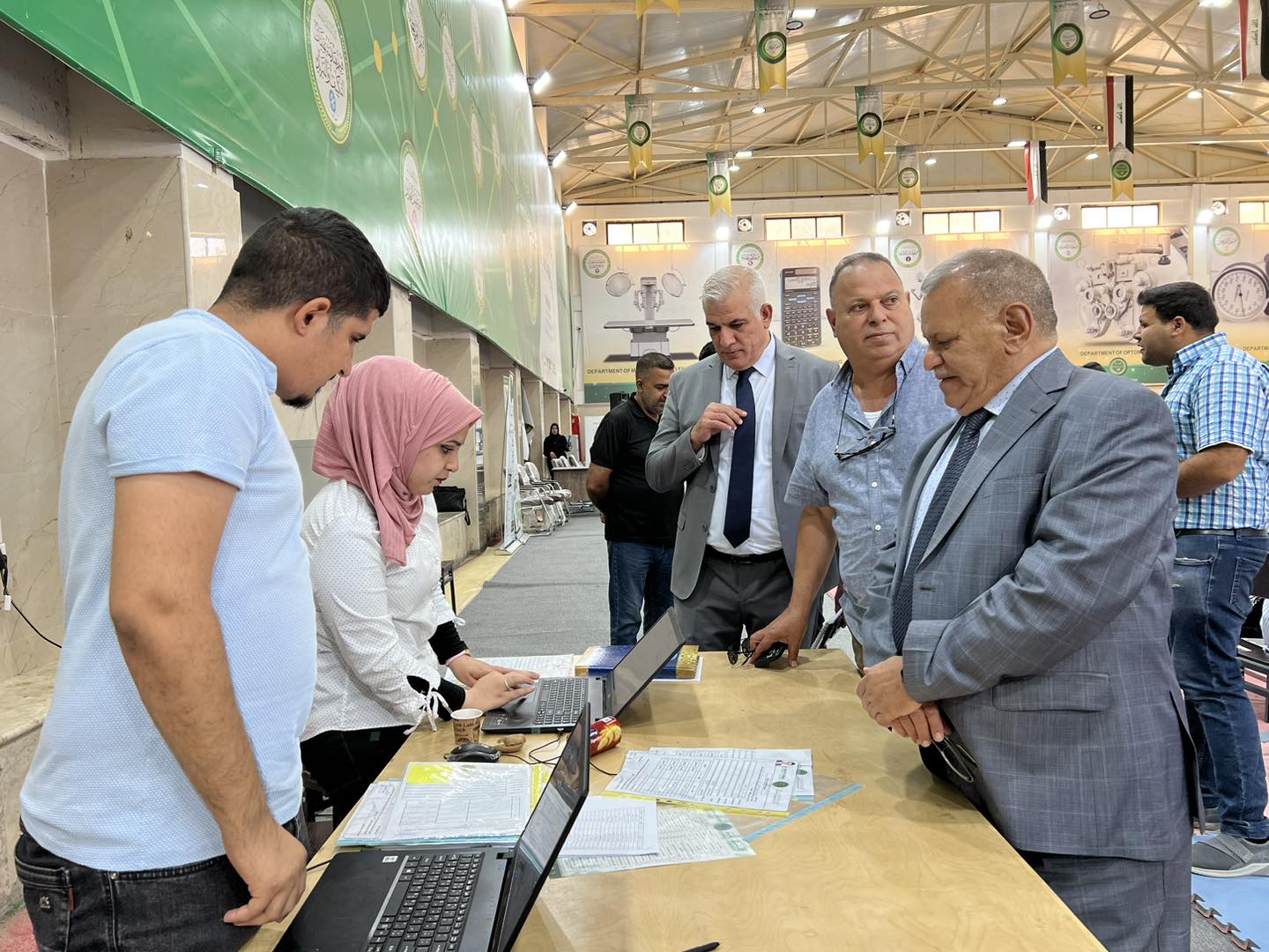 عميد كلية المستقبل الجامعة يتفقد عملية تسجيل الطلبة الجدد....